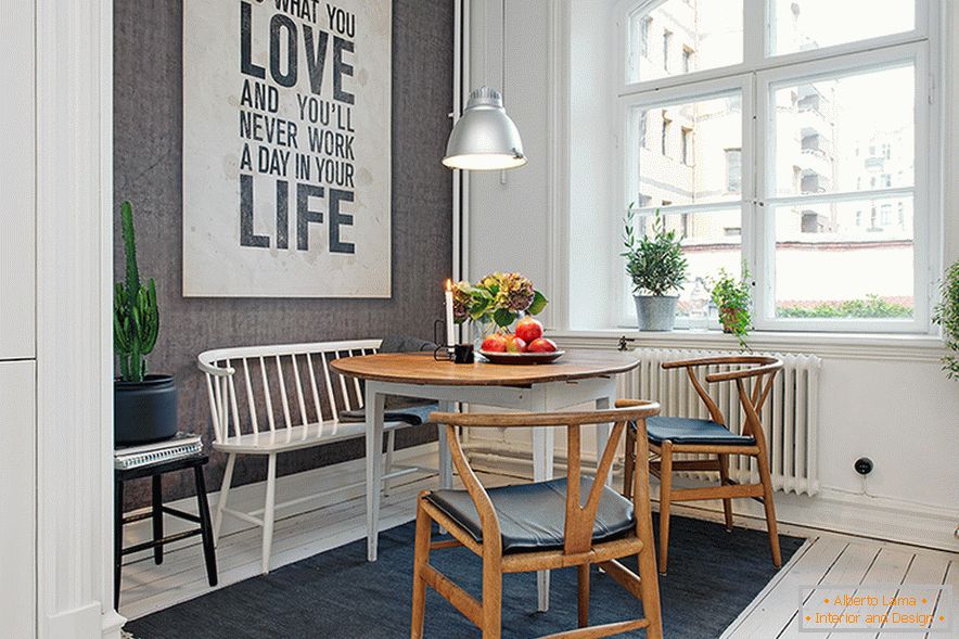 Sala de jantar em um apartamento na Suécia