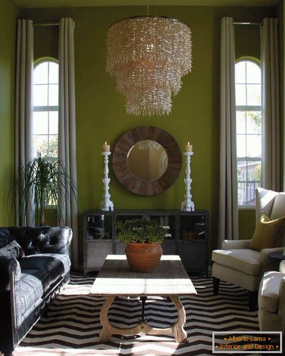 cortinas cinza-claras na sala de estar verde