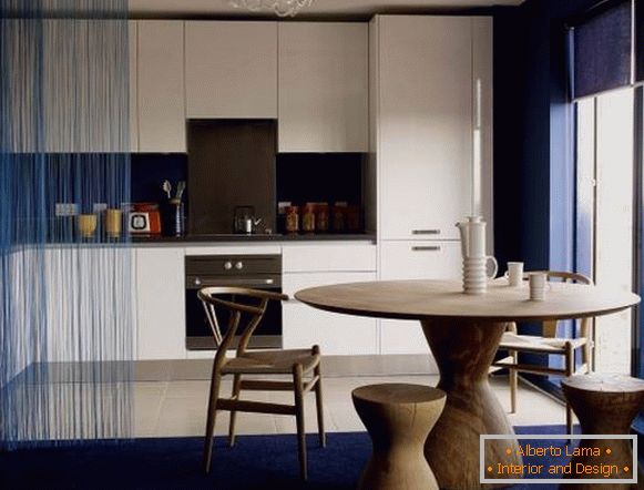 Uma cortina azul de musselina no interior da cozinha