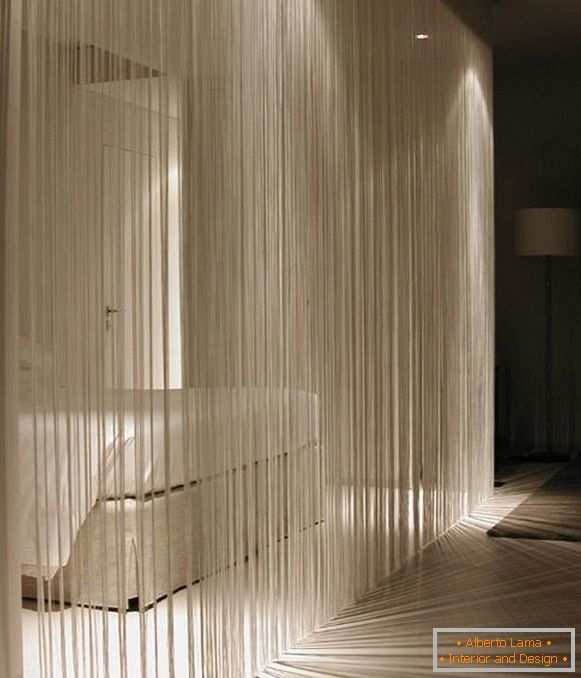 Linhas brancas de cortinas - foto no design do quarto