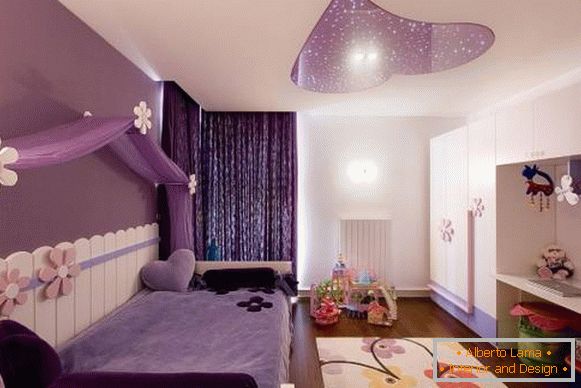 Cortinas lilás de um fio no interior - uma foto do quarto de um adolescente