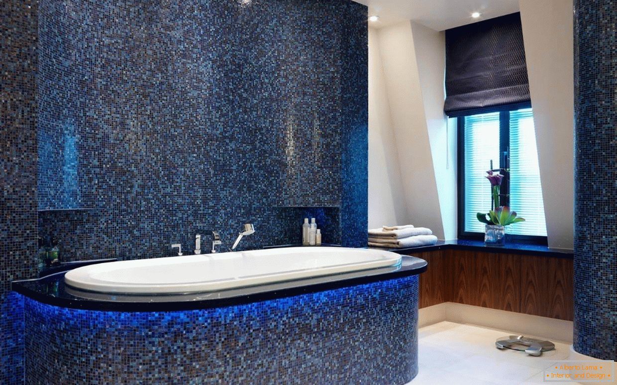 Mosaico azul escuro no banheiro