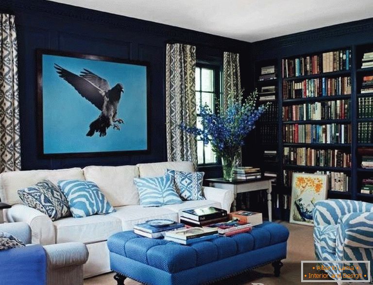 A combinação de paredes azuis escuras e elementos de decoração leve