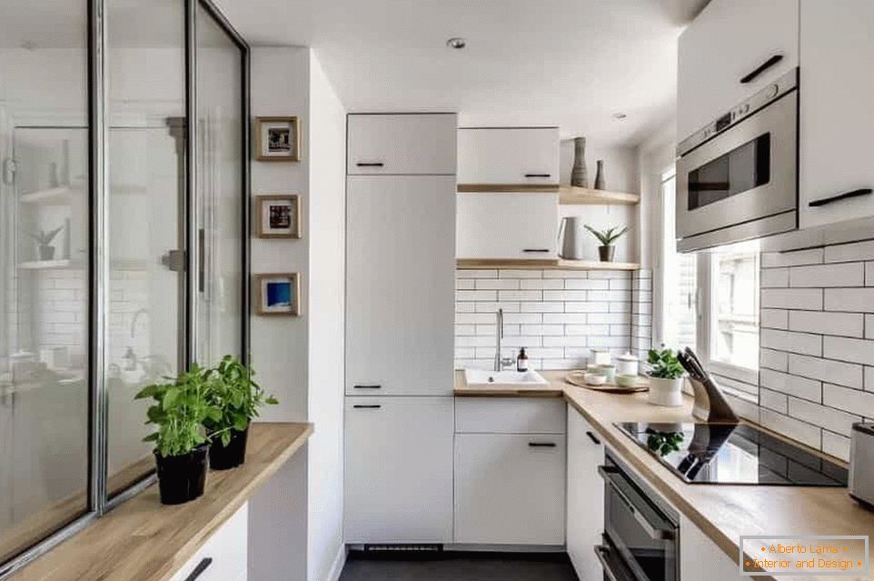 Pequena cozinha estreita em branco