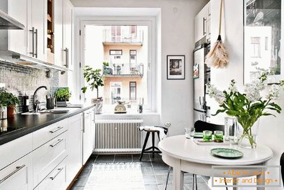 Projeto de cozinha em um apartamento de dois quartos em estilo escandinavo