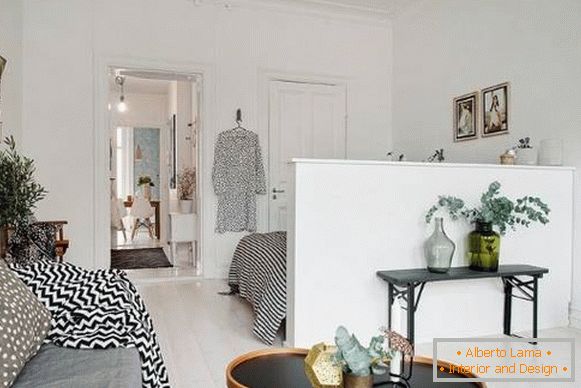 Partição entre sala e quarto em um apartamento em estilo escandinavo