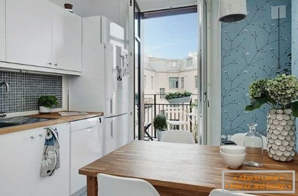 Cozinha com varanda em um apartamento de um quarto em estilo escandinavo