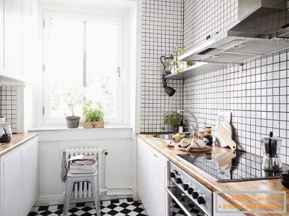 Pequena cozinha em um apartamento em estilo escandinavo