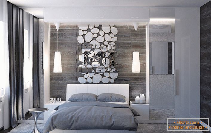 A parede acima da cabeceira da cama é decorada com uma elegante colagem de espelhos ovais.