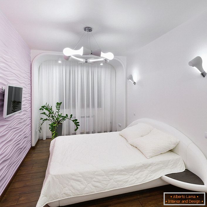 O quarto é de alta tecnologia em cores suaves e sem mobília extra.