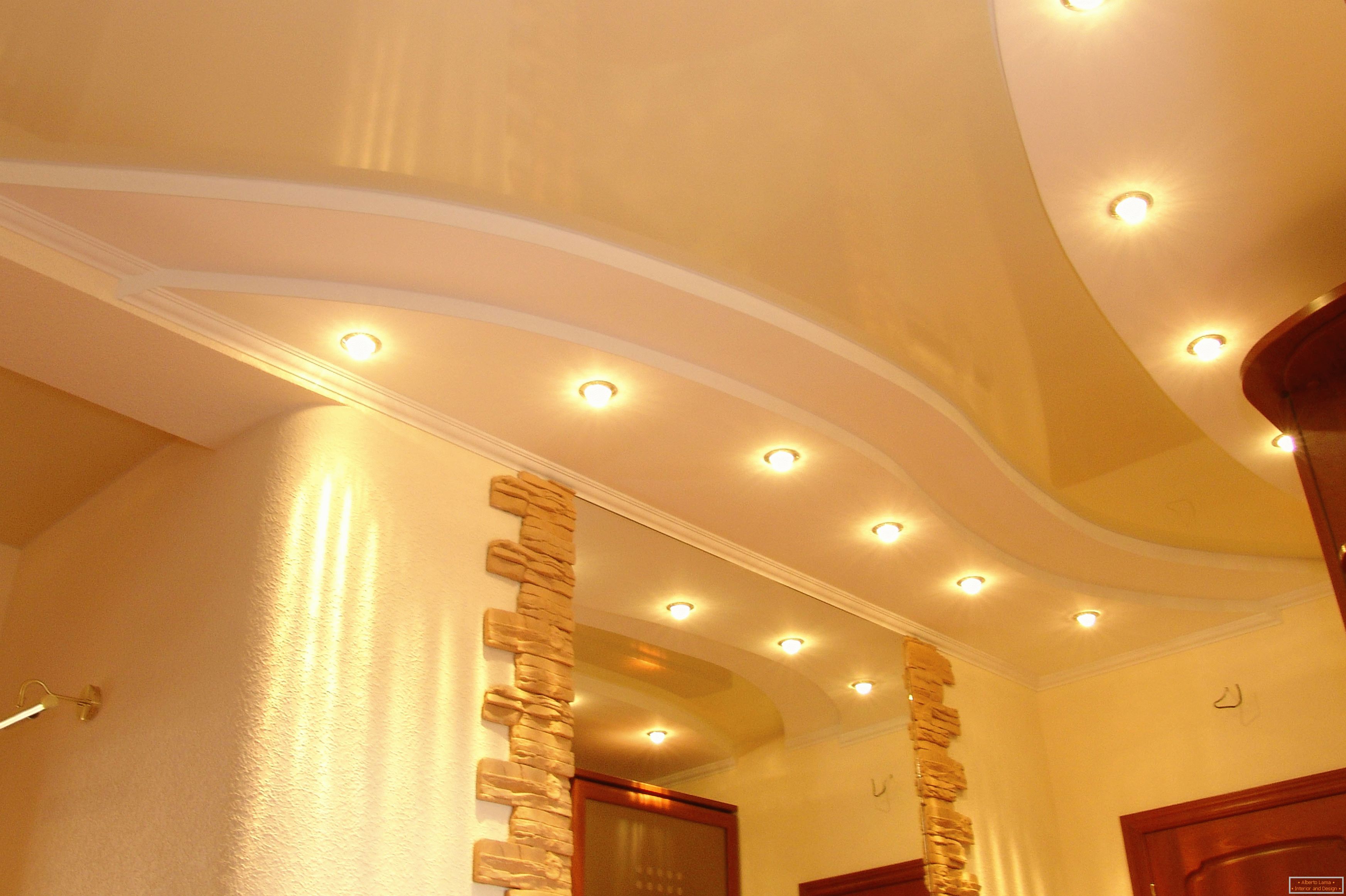 Corretamente decorado teto no corredor. Ponto de iluminação - a opção mais aceitável para tetos do estiramento PVC.