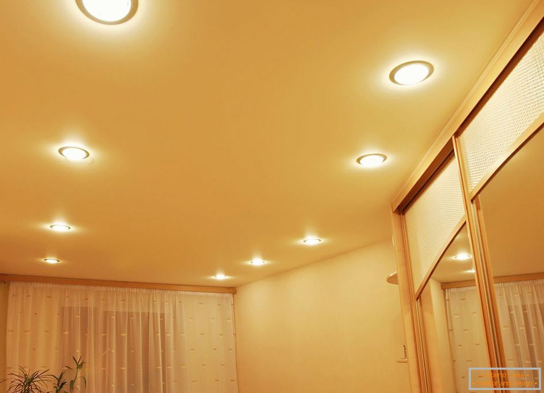A iluminação pontual é sempre vantajosamente combinada com tetos de PVC.