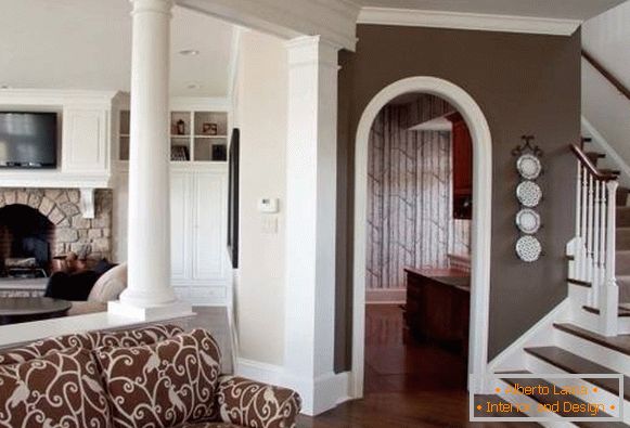 Interior da casa em combinação de cores brancas e marrons