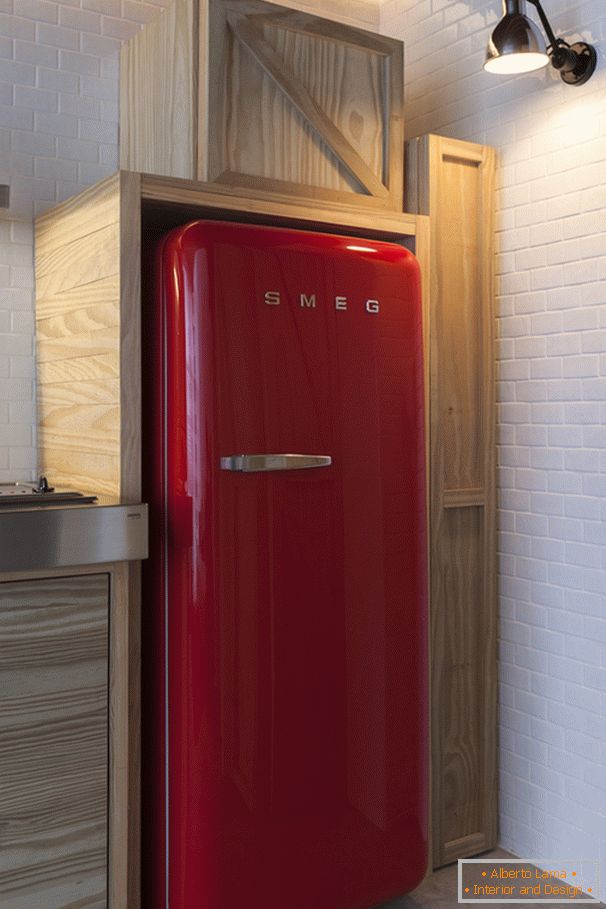 Geladeira vermelha no design de interiores de um pequeno apartamento