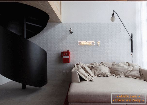 Sofá dobrável no design de interiores de um pequeno apartamento