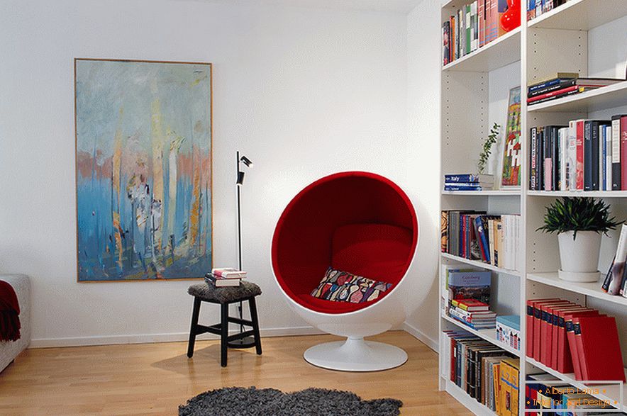 Cadeira redonda e estante de livros