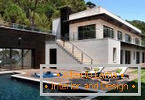 Arquitetura moderna: uma casa particular chique na costa do Mediterrâneo na Espanha