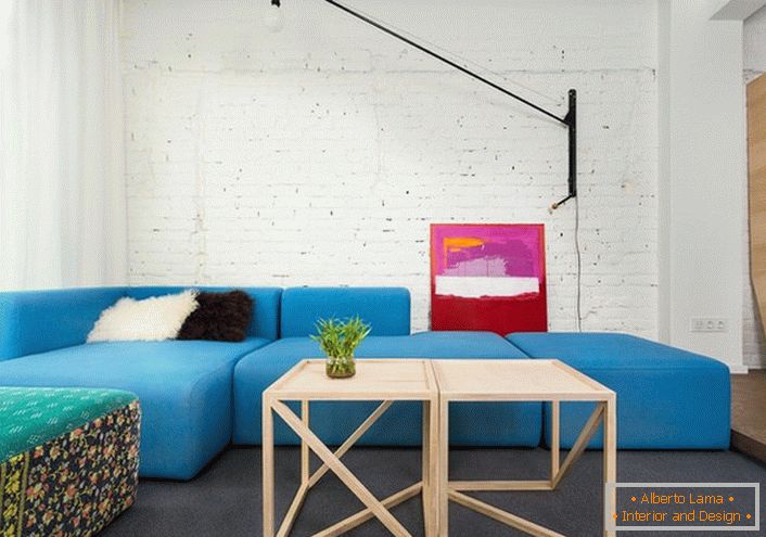 Uma solução incomum para o estilo escandinavo é a mobília macia de uma rica cor azul