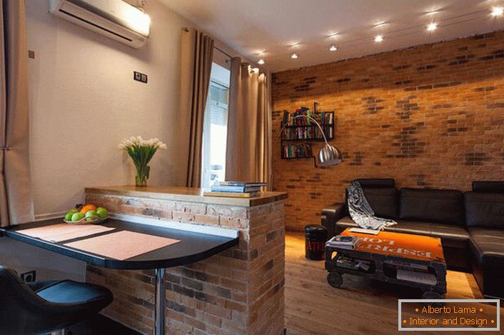 No projeto de um apartamento de um quarto no estilo loft cores quentes de bege são usados. Em um ambiente acolhedor da família - uma solução incomum para o loft.