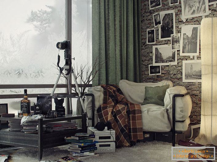 O estilo loft assume uma pequena bagunça caótica. Um excelente exemplo é o apartamento de um fotógrafo americano profissional no estilo loft.