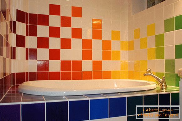 Azulejos coloridos no banheiro