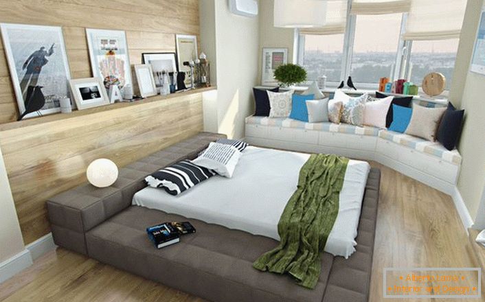 Uma solução interessante para um quarto de estilo escandinavo é um pequeno sofá embaixo da janela, decorado com travesseiros brilhantes. 