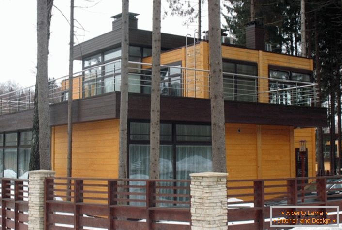 Um exemplo do design correto de uma pequena casa no estilo de alta tecnologia.