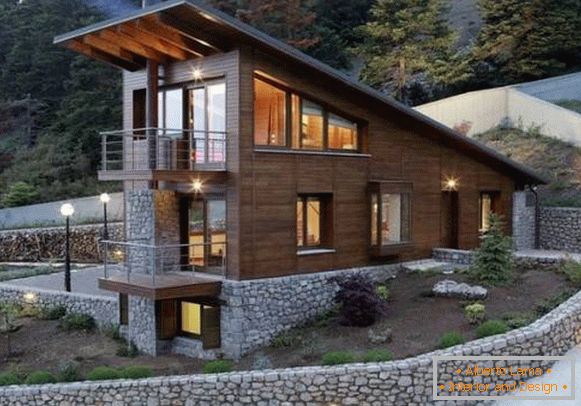 Uma casa de madeira de dois andares e um porão de pedra na foto