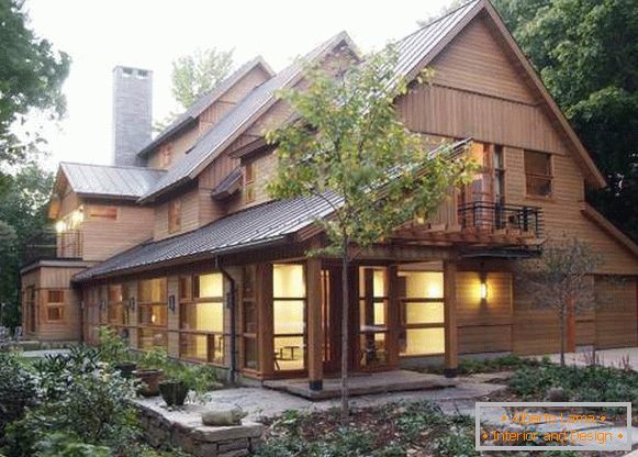 Grande casa de madeira - foto fora com tapume