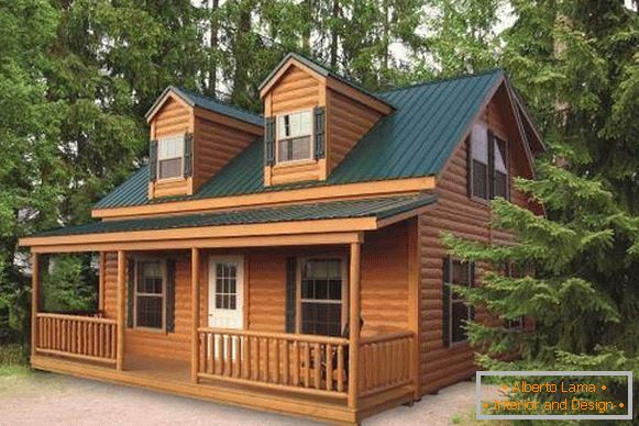 Casas de madeira pintadas - foto com um telhado verde