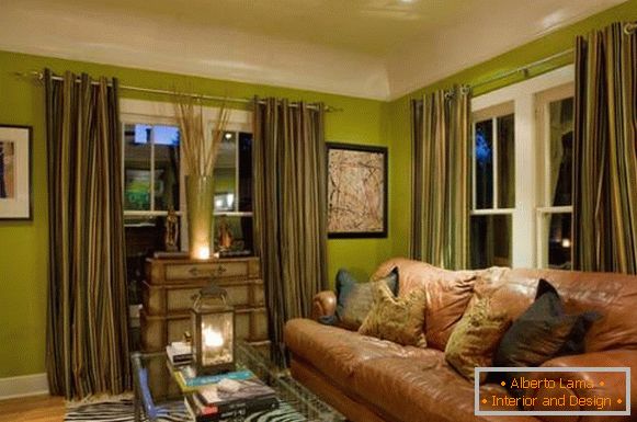 Pequena sala de estar com paredes verdes