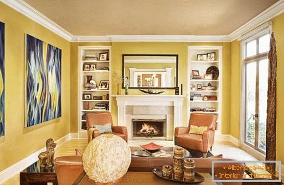 Elegante sala de estar com paredes amarelas