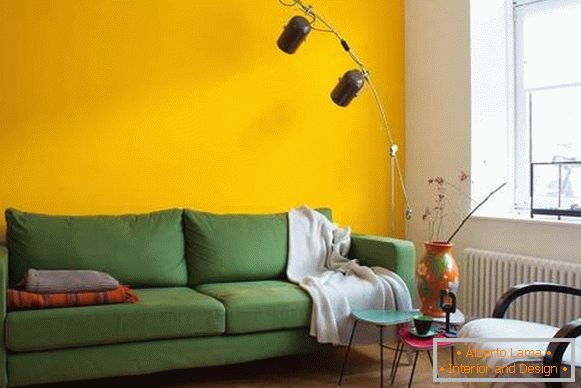 Parede amarela na sala de estar