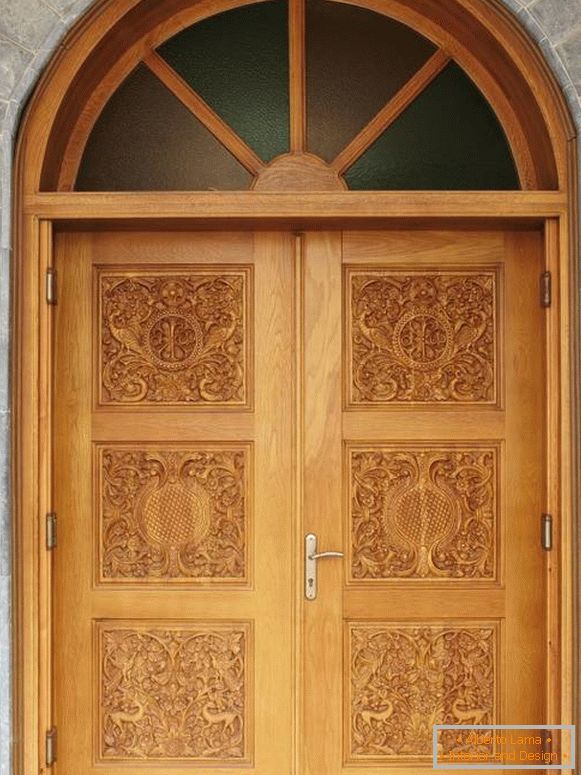 Portas de entrada da frente feitas de madeira