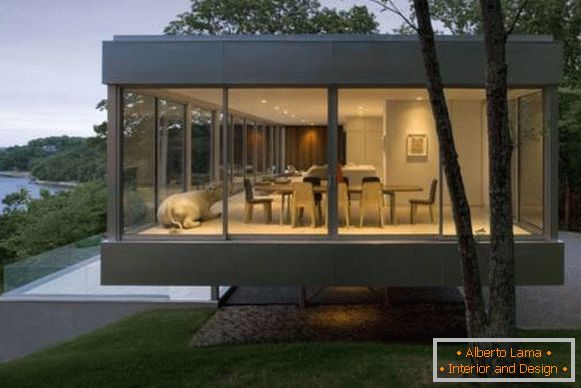Casa privada moderna com paredes transparentes