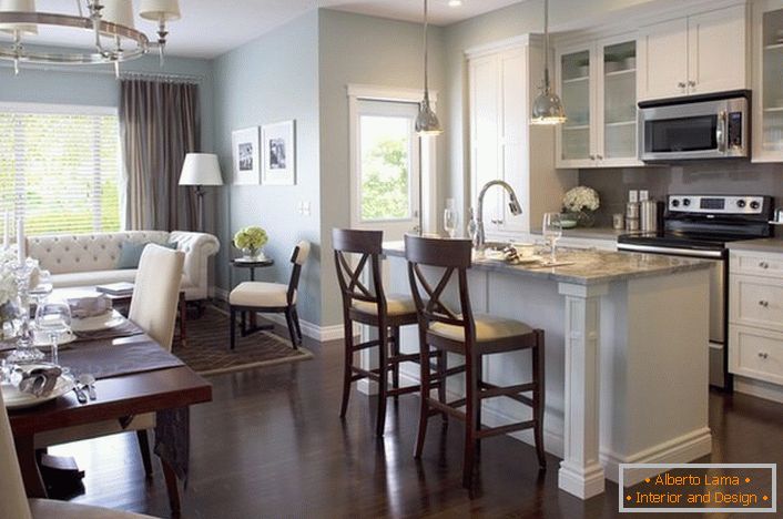 Escolhido no estilo da área de lazer, a mobília da cozinha não estraga o clima geral de uma espaçosa sala de estar.