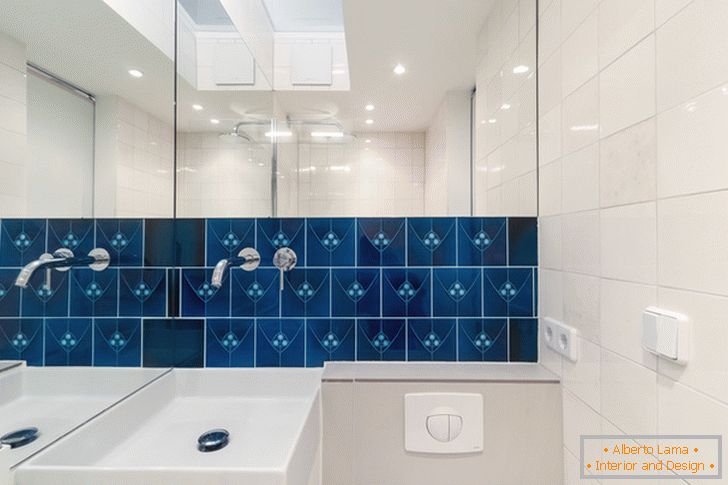 Azulejos azuis na parede do banheiro