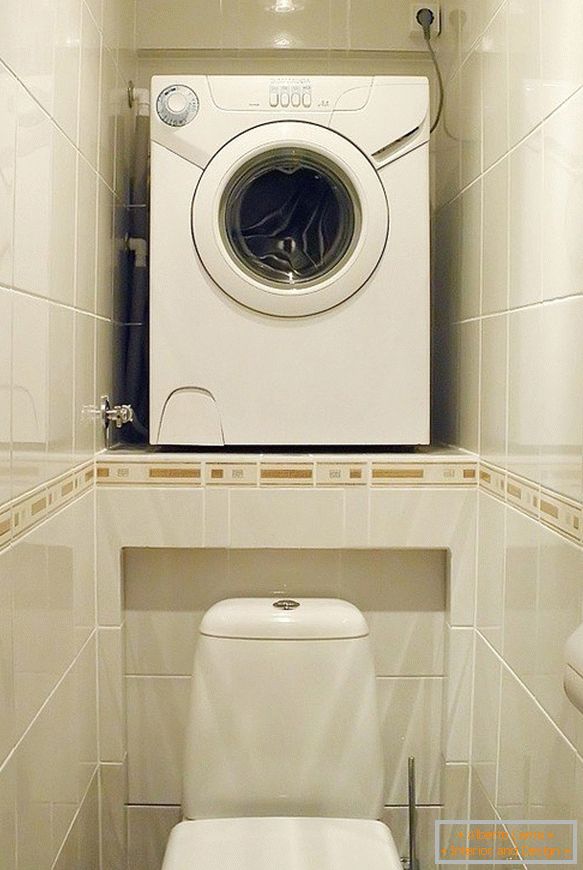 Pequeno banheiro com máquina de lavar roupa