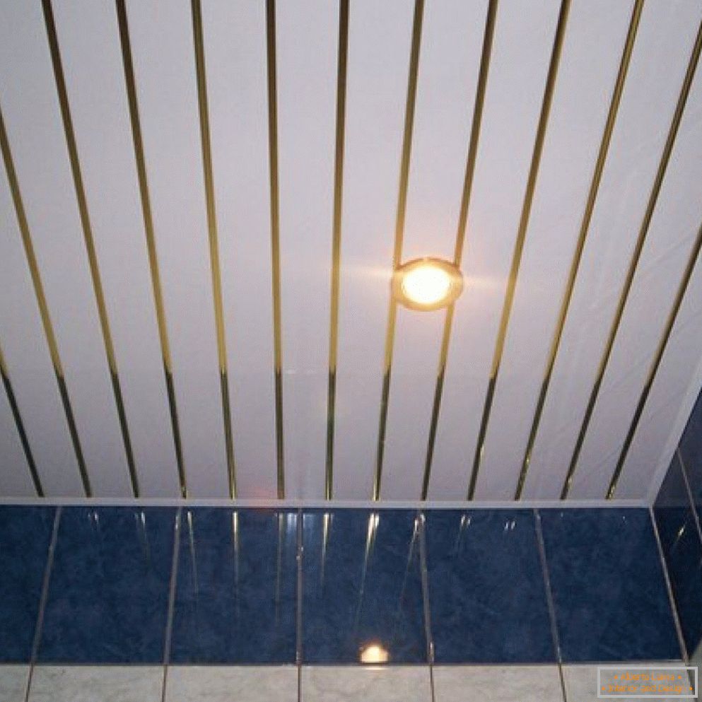 Casa de banho com teto de PVC