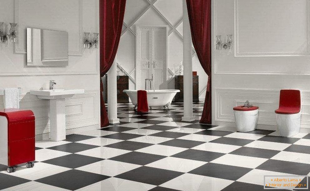 Interior de casa de banho com um piso de ladrilho quadriculado