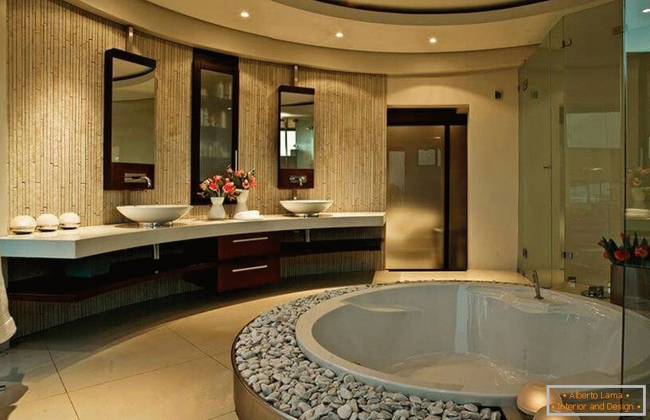 Design moderno do banheiro na casa de campo