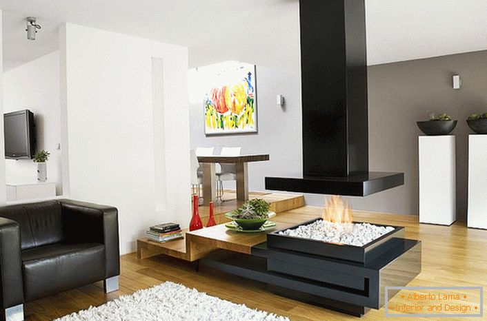 Uma lareira moderna e elegante de alta tecnologia divide a área de estar e a sala de jantar em uma espaçosa sala de estar.