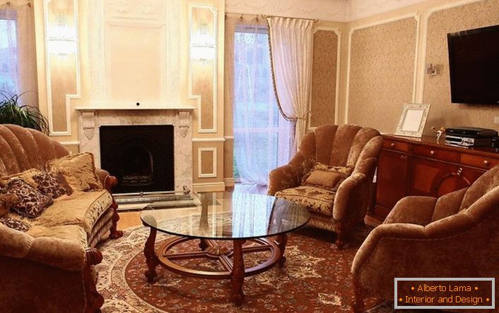 Sala de estar em estilo clássico. O sofá e poltronas estão localizados na área da lareira.
