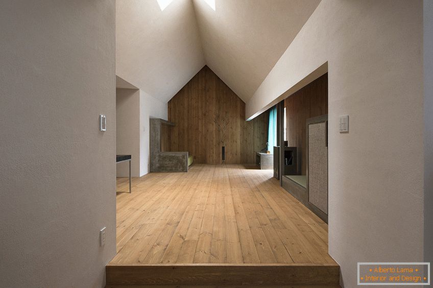Decoração de madeira no interior de uma pequena casa moderna