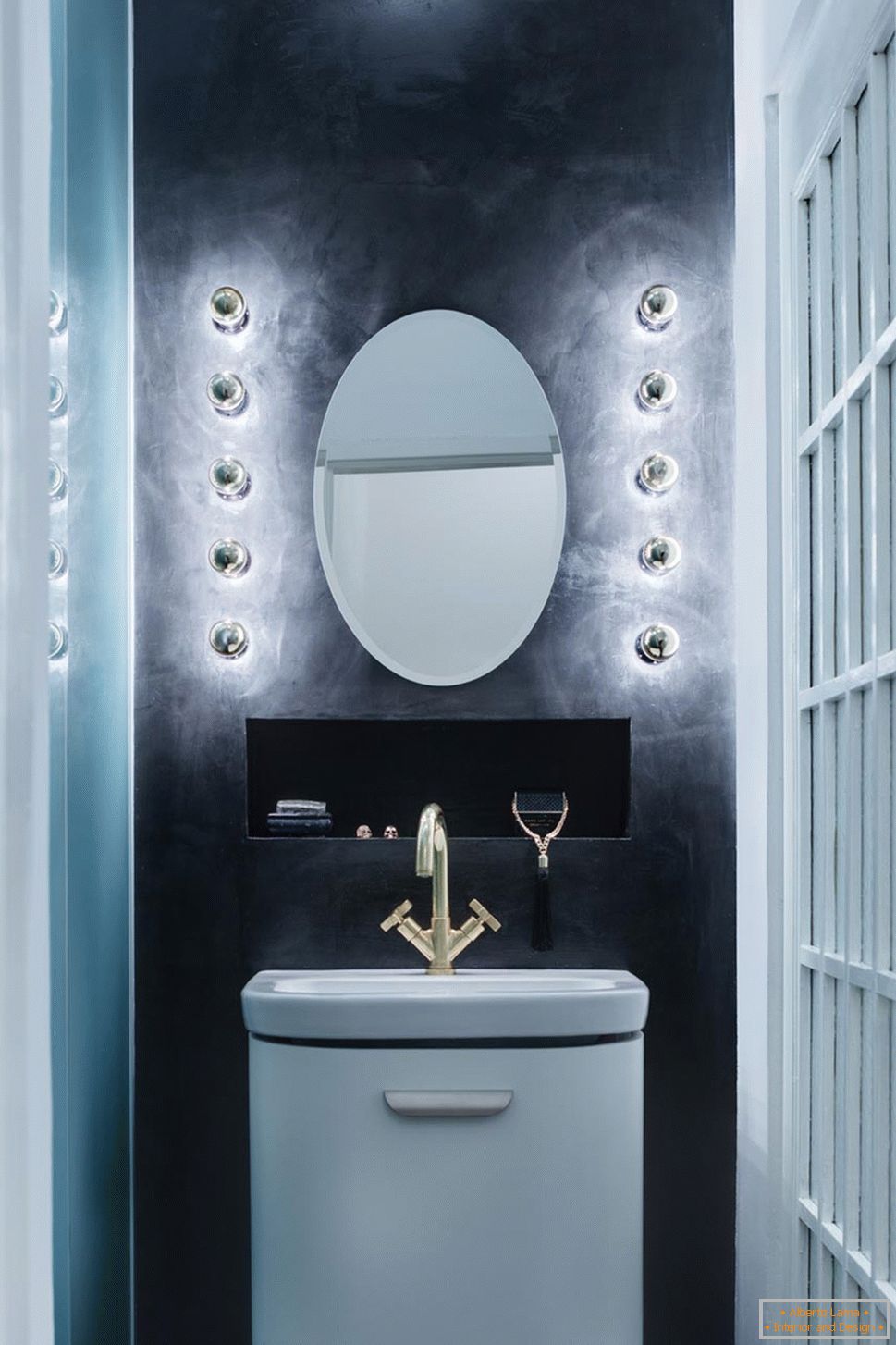 Design moderno de um pequeno apartamento - projeto do banheiro