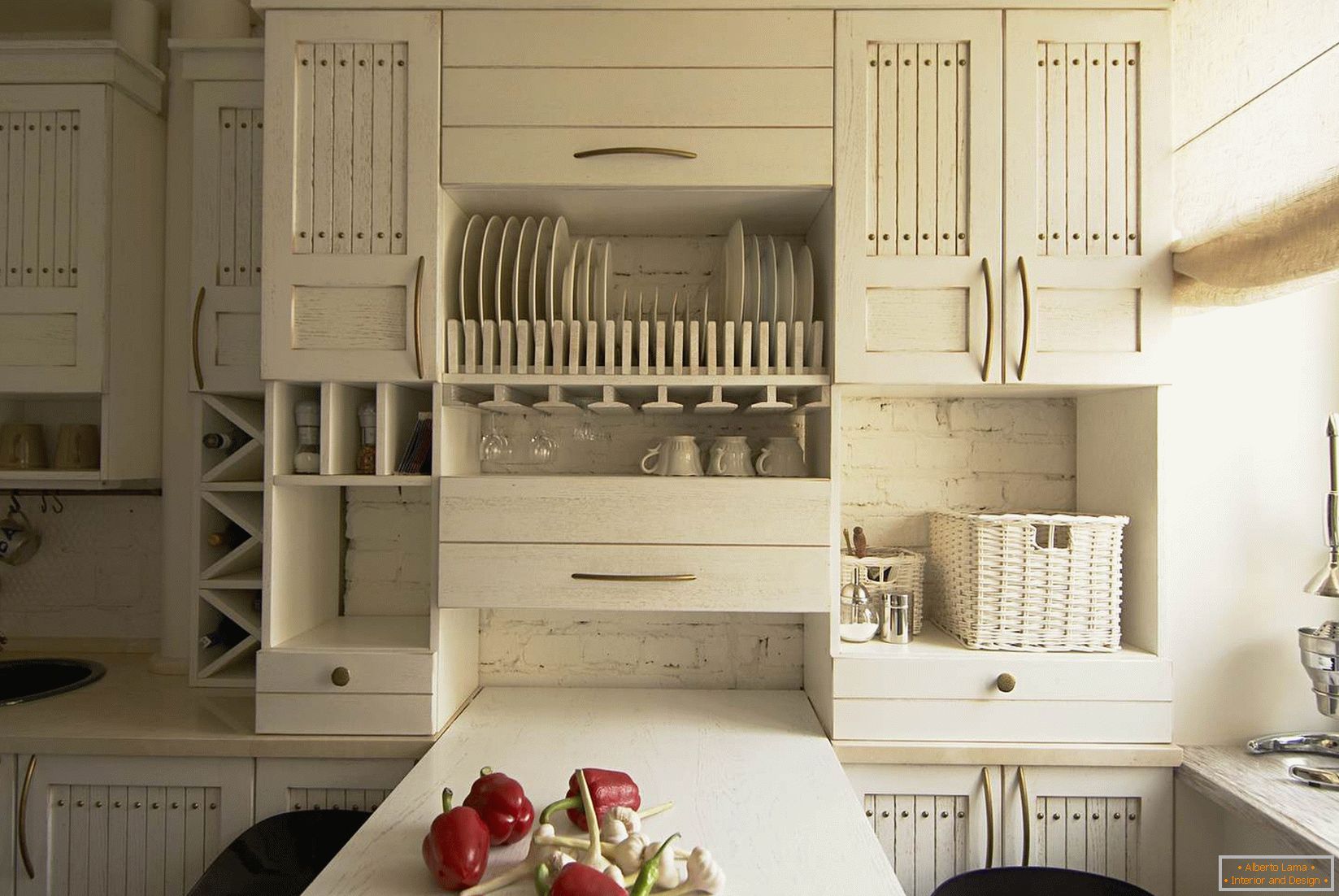 Móveis brancos em uma pequena cozinha