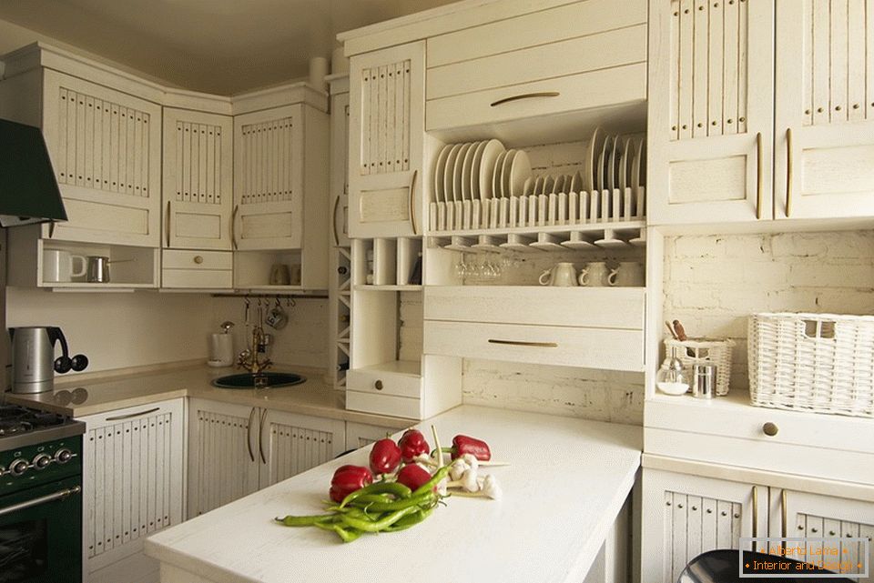 Mesa branca embutida em uma pequena cozinha