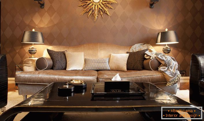 Luxuosa sala de estar em estilo art déco com iluminação devidamente selecionada. O mobiliário elegante está decorado com uma espécie de detalhe decorativo que se assemelha ao sol. 