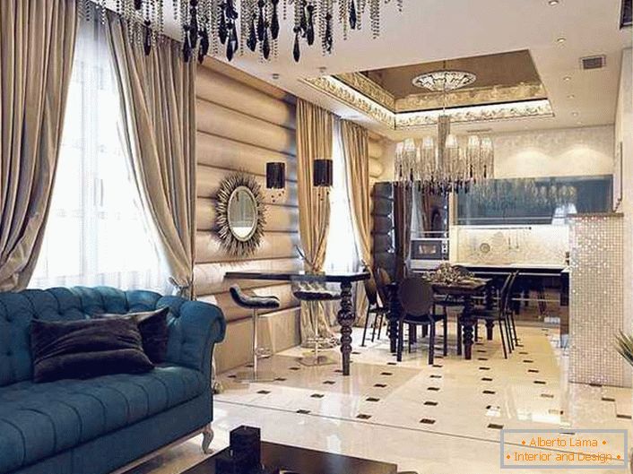 O interior pomposo do apartamento no estilo Art Deco é decorado com cortinas pesadas de tecido denso e um lustre de teto com um grande número de pequenas e finas correntes. 
