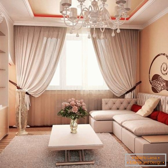 Interior da sala de estar em estilo clássico com estuque